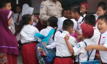 Polkiss Bhabinkamtibmas kel. Kosambi Barat Bersama Pelajar SDN 1