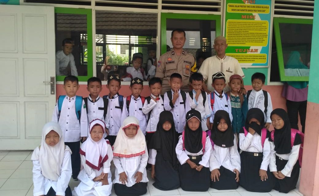 Jalin Silaturrahmi Melalui Giat Polkiss Bhabinkamtibmas Ds. Rawa Burung Sambangi Sekolah