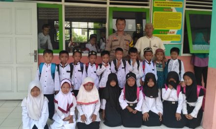 Jalin Silaturrahmi Melalui Giat Polkiss Bhabinkamtibmas Ds. Rawa Burung Sambangi Sekolah