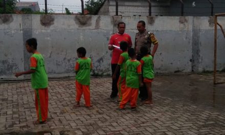 JALIN  IKATAN EMOSIONAL SAAT KUNJUNGAN BHABINKAMTIBMAS DISEKOLAH SDN 1 DESA JATIMULYA.