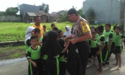 Berikan Motivasi Agar Giat Belajar dan Disiplin Bhabinkamtibmas Manfaatkan Giat Polisi Keliling Sekolah