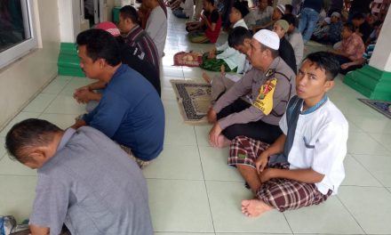 Ketika Panggilan Adzan Berkumandang Ditengah Kesibukan Melaksanakan Tugas Bhabinkamtibmas kel. Dadap Sholat Jum’at Dimasjid Attaqwa