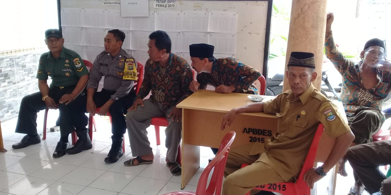 Binamas Polsek Sepatan Brigadir Indra Syam Bersama Babinsa Menghadiri Giat Pemilihan Anggota BPD (BADAN PERMUSYAWARATAN DESA)