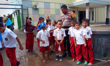 Wujudkan Kedekatan Bhabinkamtibmas Ds. Rawa Rengas  Dengan Pelajar Sambangi Sekolah