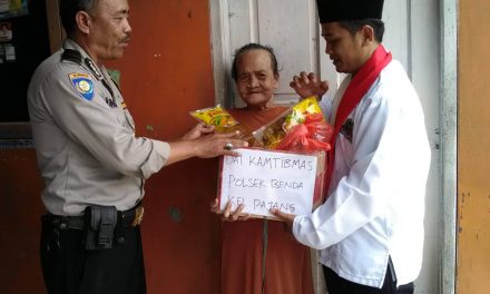 Dai Kamtibmas Dan Bhabinkamtibmas Polsek Benda Kunjungi Warga dan Berikan Bantuan Sembako