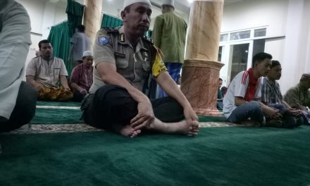 Aiptu Yosef Bhabinkamtibmas kel. Dadap Melaksanakan Sholat Berjamaah Dimasjid Attaqwa