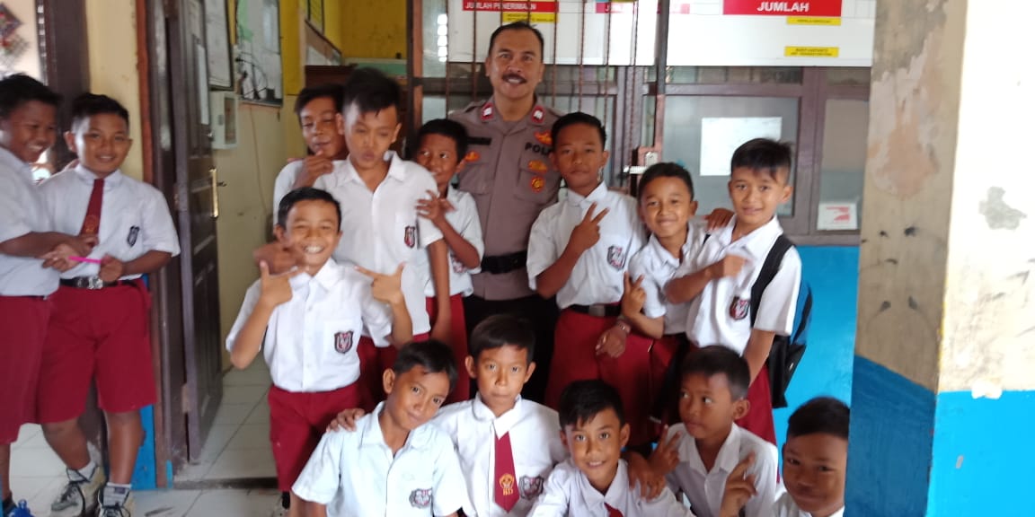 KUNJUNGAN POLKISS BHABINKAMTIBMAS DESA TANJUNG PASIR AIPTU RUSLAN  SAMBANG KESEKOLAH SDN TANJUNG PASIR I