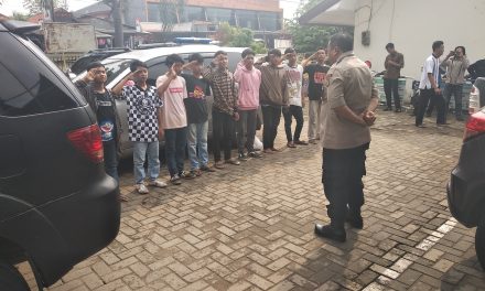 Kapolsek Sepatan AKP I Gusti Moch Sugiarto SH, berikan Pembinaan kepada 14 remaja yang tertangkap melakukan perkelahian