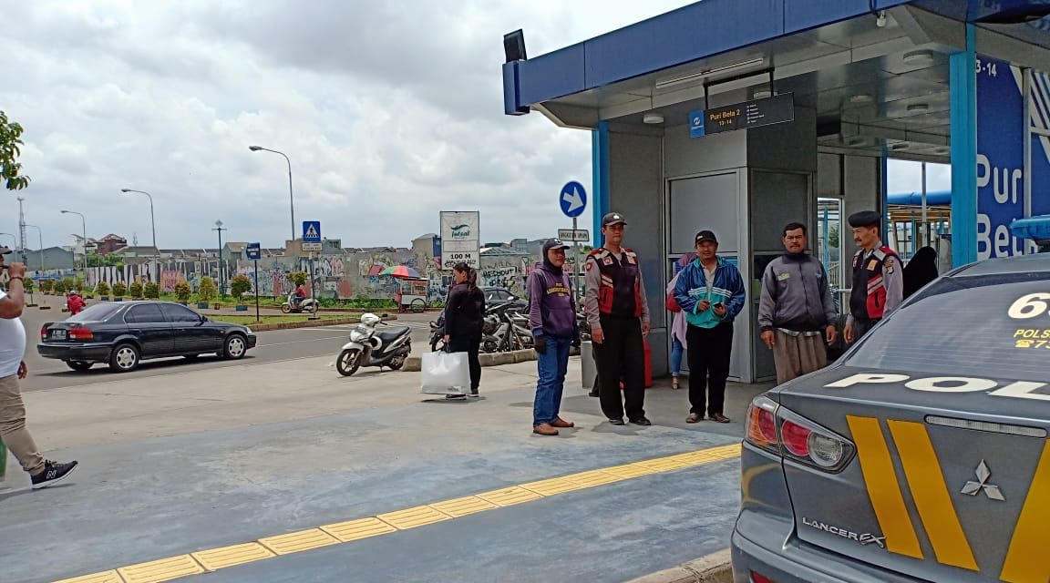 GIAT PATROLI BIRU (BLUE LIGHT) DIALOGIS DAN PEMANTAUAN DI HALTE BUSWAY PURI BETA KEL.LARANGAN UTARA KEC.LARANGAN KOTA TANGERANG.