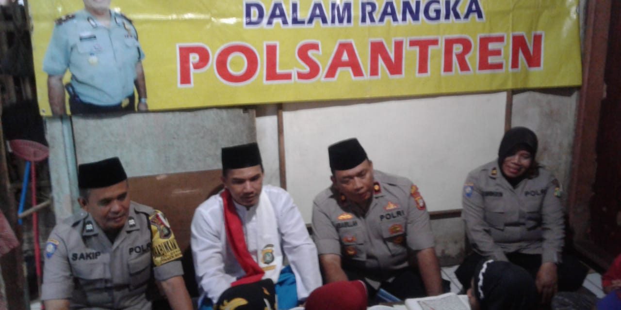 Kapolsek Benda Duduk Bersama Santri Saat Kunjungan Ke Majelis Ta’lim