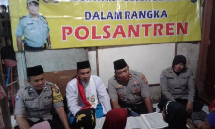 Kapolsek Benda Duduk Bersama Santri Saat Kunjungan Ke Majelis Ta’lim