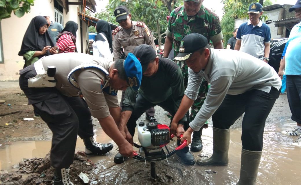 Camat Batu Ceper adakan kegiatan Biopori untuk warga di 7 kelurahan dan IPTU suharto, S, Sos mewakili Kapolsek batu ceper hadir untuk menyaksikan program kerja dari Kecamatan Batu Ceper