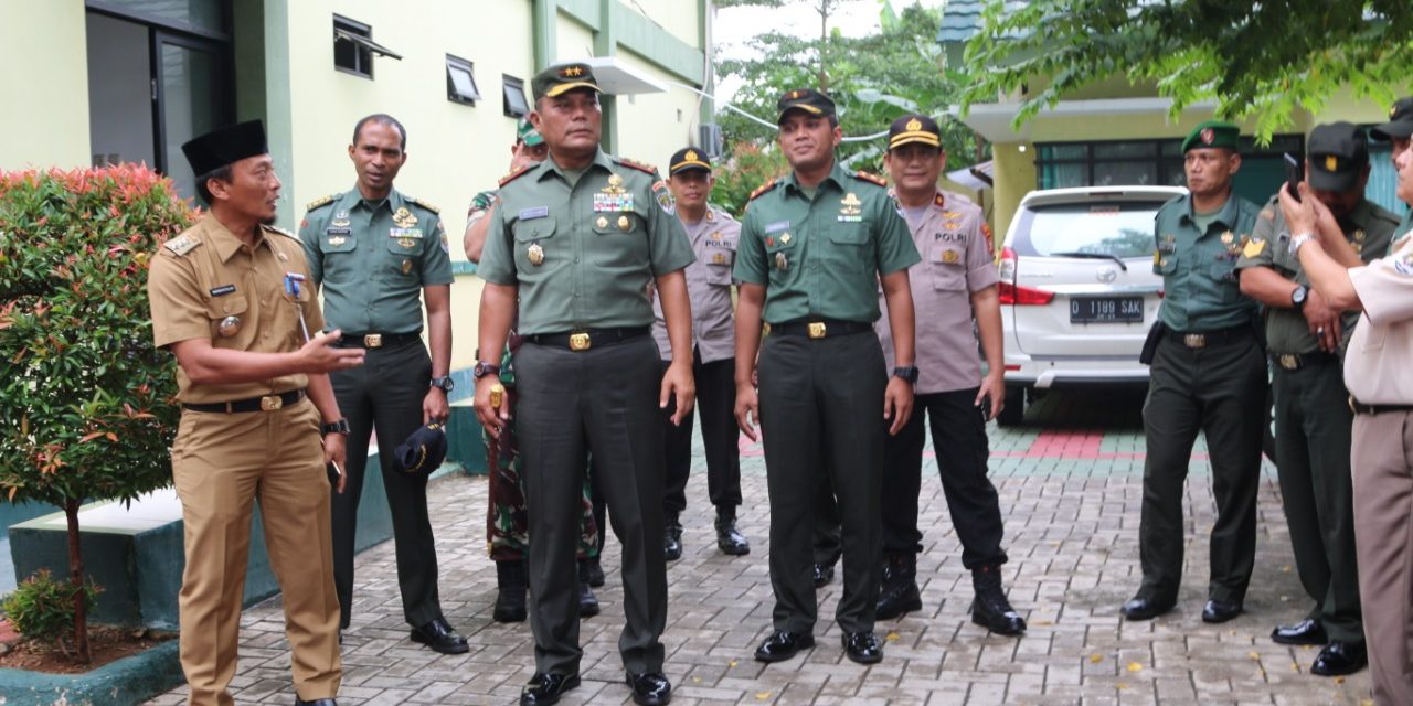 Tegas, gagah dan berwibawa itulah sosok seorang Pangdam Jaya Mayjen Joni Supriyanto beliau datangi dan melihat kondisi pembangunan Kantor Koramil 02 Batu Ceper saat kunjungan kerja berlangsung