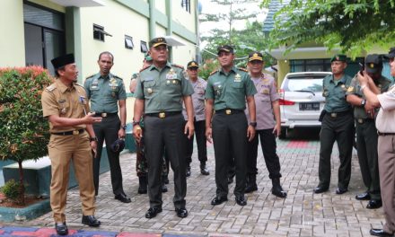 Tegas, gagah dan berwibawa itulah sosok seorang Pangdam Jaya Mayjen Joni Supriyanto beliau datangi dan melihat kondisi pembangunan Kantor Koramil 02 Batu Ceper saat kunjungan kerja berlangsung