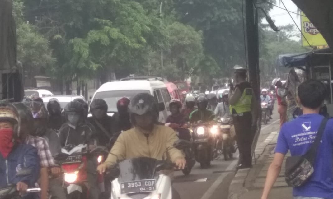 Antisipasi Kemacetan Pagi Hari, Polantas Polsek Jatiuwung Lakukan Pengaturan Lebih Awal