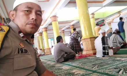 Bhabinkamtibmas bapak Aiptu Exwanto sholat dzuhur berjamah bersama warga sekitar