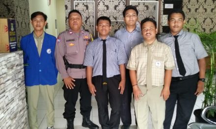 Tebarkan himbauan kamtibmas di dalam kegiatan program Polkiss maka bhabinkamtibmas sambang dialogis dengan pelajar sekolah Man Baul ulum batu ceper