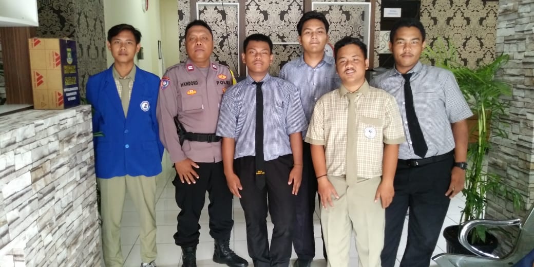 Tebarkan himbauan kamtibmas di dalam kegiatan program Polkiss maka bhabinkamtibmas sambang dialogis dengan pelajar sekolah Man Baul ulum batu ceper