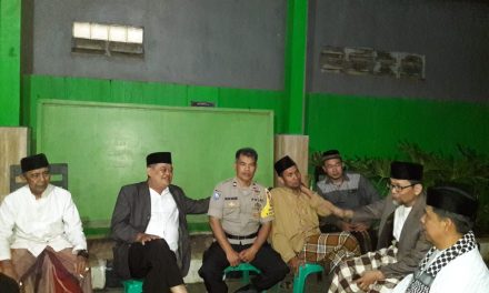 Jaga Keamanan Wilayah Bhabinkamtibmas Polsek Cipondoh Sambangi Tokoh Masyarakat