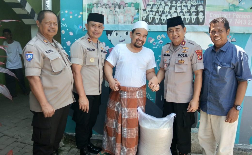 Kapolsek batu ceper sambang dialogis Ustadz Abuya ahmad Al Farisy ketua Dai kamtibmas kelurahan Poris gaga batu ceper selain itu juga menjadi ketua majelis Dziki Zikrulloh (Program sambang Dai Kamtibmas)