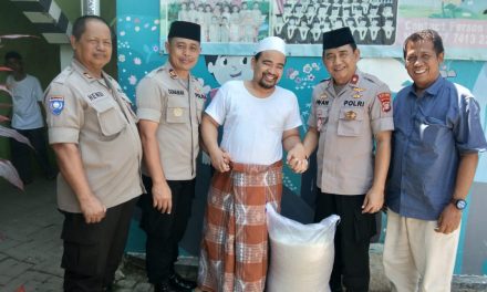 Kapolsek batu ceper sambang dialogis Ustadz Abuya ahmad Al Farisy ketua Dai kamtibmas kelurahan Poris gaga batu ceper selain itu juga menjadi ketua majelis Dziki Zikrulloh (Program sambang Dai Kamtibmas)