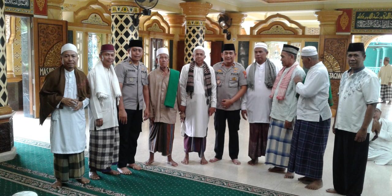 KAPOLSEK BATU CEPER DAN JAJARAN MELAKSANAKAN AKSI SILAHTURAMI DADAKAN KEPADA ULAMA TOKOH AGAMA DAN LAKUKAN SHOLAT JUMAT KELILING DI MASJID