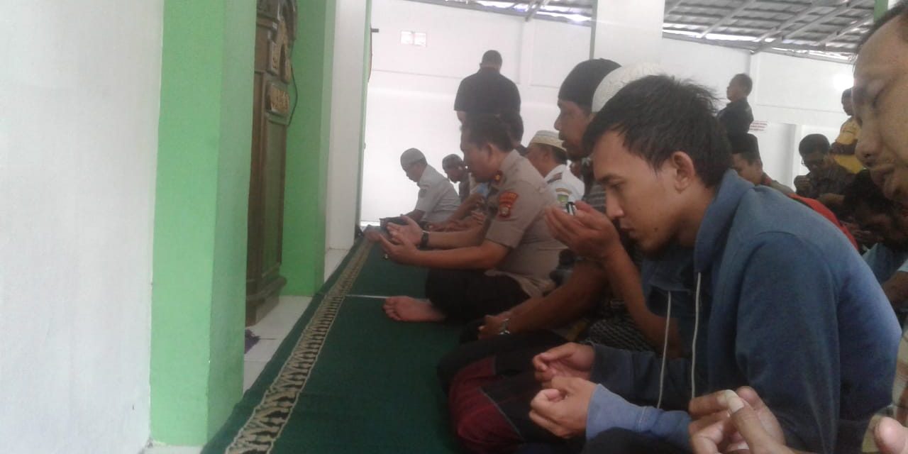 Kapolsek Batu ceper sholat Dzuhur berjamaah bersama warga di masjid Subulusalam