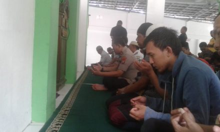 Kapolsek Batu ceper sholat Dzuhur berjamaah bersama warga di masjid Subulusalam