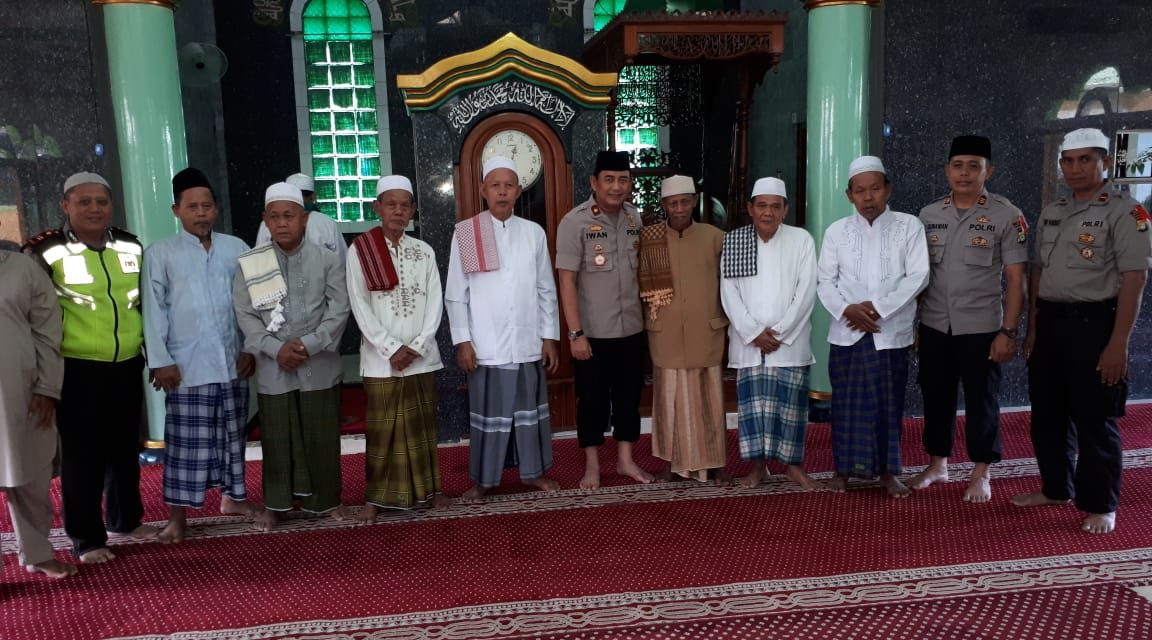 Kapolsek batu ceper tunjukkan kedekatannya bersama warga dengan melakukan ibadah sholat Dzuhur berjamah di Masjid AL Wustho