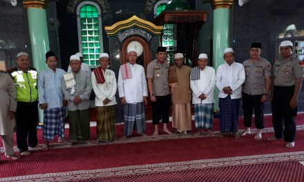 Kapolsek batu ceper tunjukkan kedekatannya bersama warga dengan melakukan ibadah sholat Dzuhur berjamah di Masjid AL Wustho