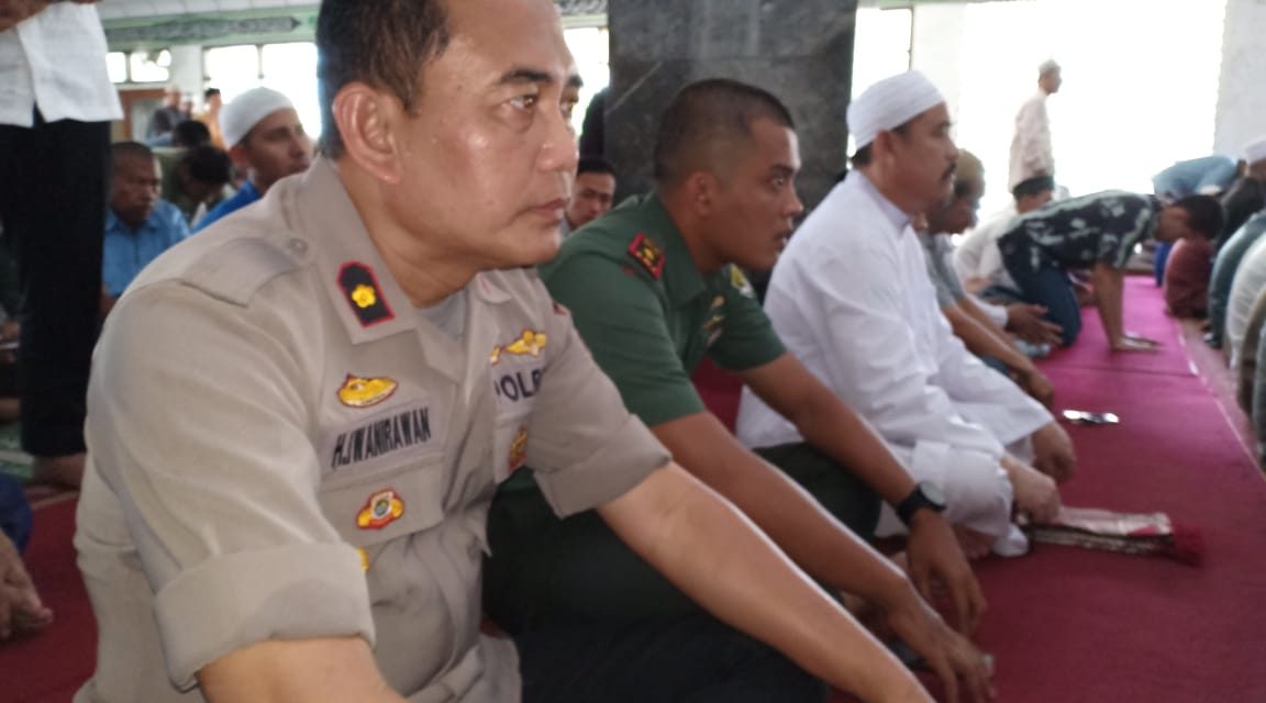 Kapolsek Batu Ceper Sholat Jumat berjamaah bersama warga di Masjid Jami AL Huda