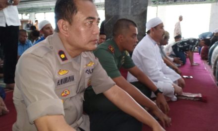 Kapolsek Batu Ceper Sholat Jumat berjamaah bersama warga di Masjid Jami AL Huda