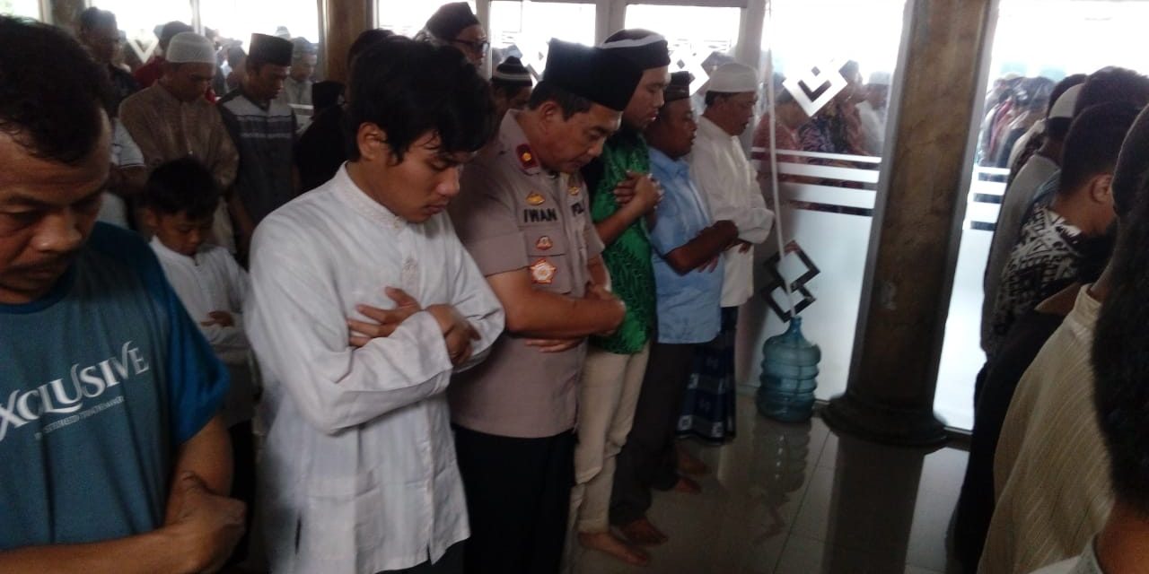 Kapolsek Batu Ceper Sholat Jumat berjamaah bersama warga di Masjid Jami AL Muhajirin