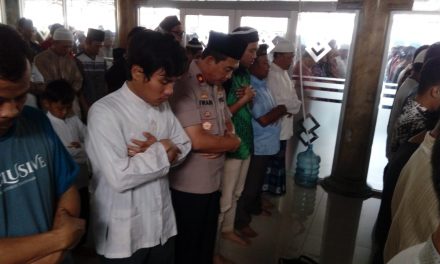 Kapolsek Batu Ceper Sholat Jumat berjamaah bersama warga di Masjid Jami AL Muhajirin