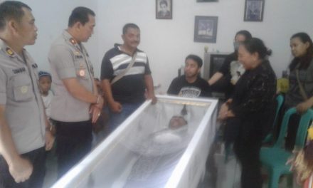 Kapolsek batu ceper melayat kepada warga yang sedang berduka