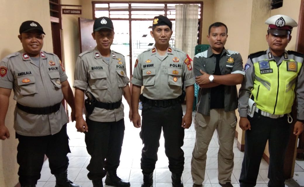 Kapospol Sub Sektor Batu Ceper permai Bapak AIPTU Marsin tunjukkan aktifitasnya di ruang kerjanya bersama Ps.Kasi Humas Polsek Batu Ceper