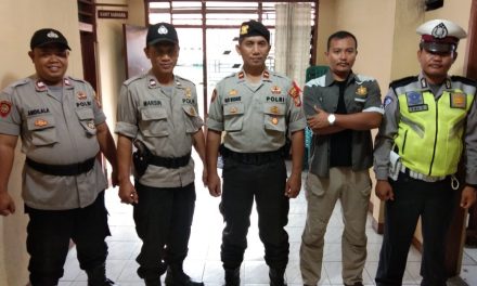 Kapospol Sub Sektor Batu Ceper permai Bapak AIPTU Marsin tunjukkan aktifitasnya di ruang kerjanya bersama Ps.Kasi Humas Polsek Batu Ceper