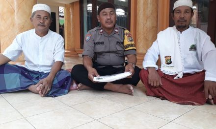 Jalankan tugas saat berdinas bersama para Dai Kamtibmas, bhabinkamtibmas berkomunikasi dengan tokoh agama yaitu Ustadz Datno