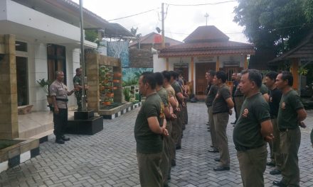 Babinsa Bersama Bhabinkamtibmas Polsek Cipondoh Beri Pelatihan PBB Kepada Satpol PP