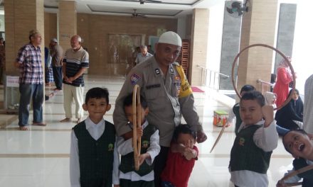 Sambil Bermain Dengan Murid TK Annabawi, Bhabinkamtibmas Polsek Cipondoh Berikan Pesan Kamtibmas