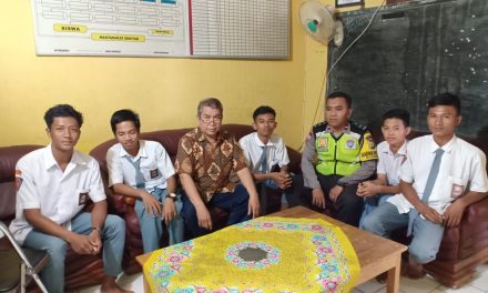 Berkumpul bersama pelajar dan guru bhabinkamtibmas ikut membimbing kedisplinan di sekolah