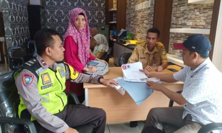 Polisi Sambang Dialogis dengan ketua PPS kelurahan kebon besar terkait pemilu pileg dan pilpres tahun 2019