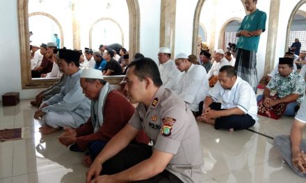 Wakapolsek batu ceper AKP Gunawan,S,AP melaksanakan kegiatan sholat jumatan berjamaah