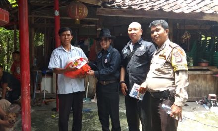 Binmas Kedaung Baru dampingi KGMAN berikan Sembako bagi warga kurang mampu