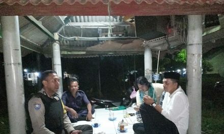 Binmas Kelurahan Karang Anyar temani warga berjaga malam di Poskamling