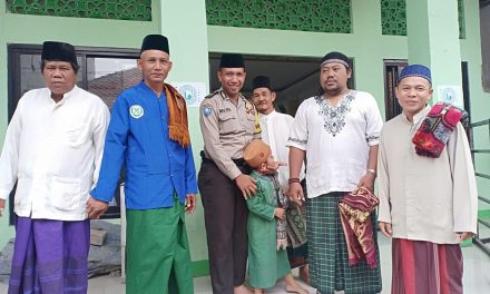 Bhabinkamtibmas Polsek Neglasari berbaur beribadah bersama warga