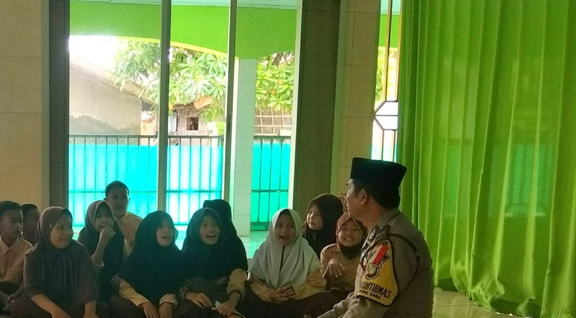 Bhabinkamtibmas Polsek Neglasari sampaikan nasehat kepada murid madrasah