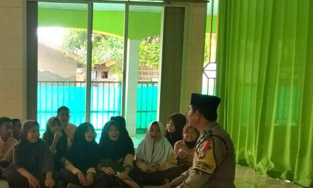 Bhabinkamtibmas Polsek Neglasari sampaikan nasehat kepada murid madrasah