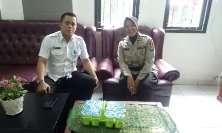 Kunjungan Wakapolsek Neglasari di kantor Kelurahan Kedaung Baru