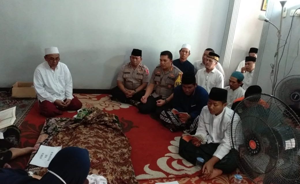 Didampingi Kapolsek Neglasari, Kapolrestro Tangerang Kota takziyah kerumah duka tokoh agama